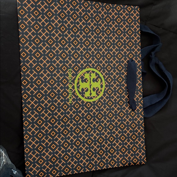 Tory Burch Willa Metallic Belt - Gold
100% Authentic - Picture 2 of 5